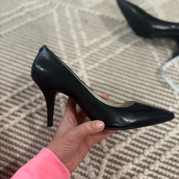⭐️ Michael Kors - Classic Black Leather Pumps ( Size 10 ) NEW Condition - Picture 3 of 7